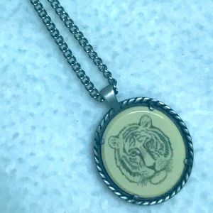 vintage 1979 Avon bengal tiger pendant neckchain
